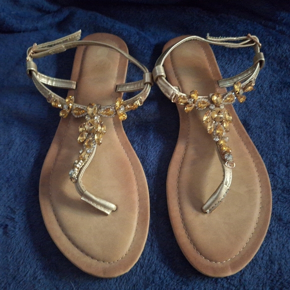 Women's Tan T-Strap Sandals Size 10 - Picture 10 of 11